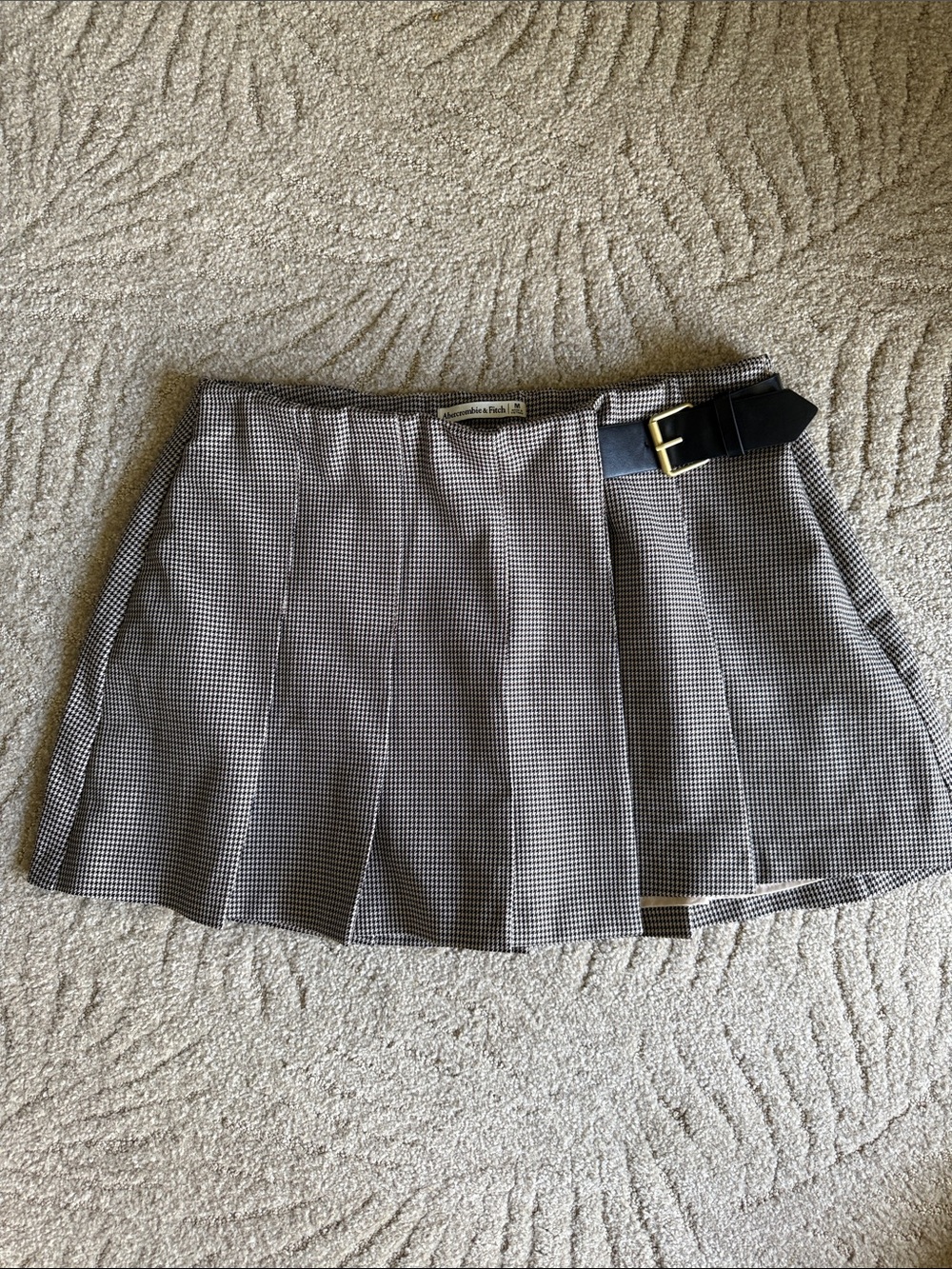 Abercrombie & Fitch Black and White Houndstooth Pleated Mini Skirt w Gold Buckle
